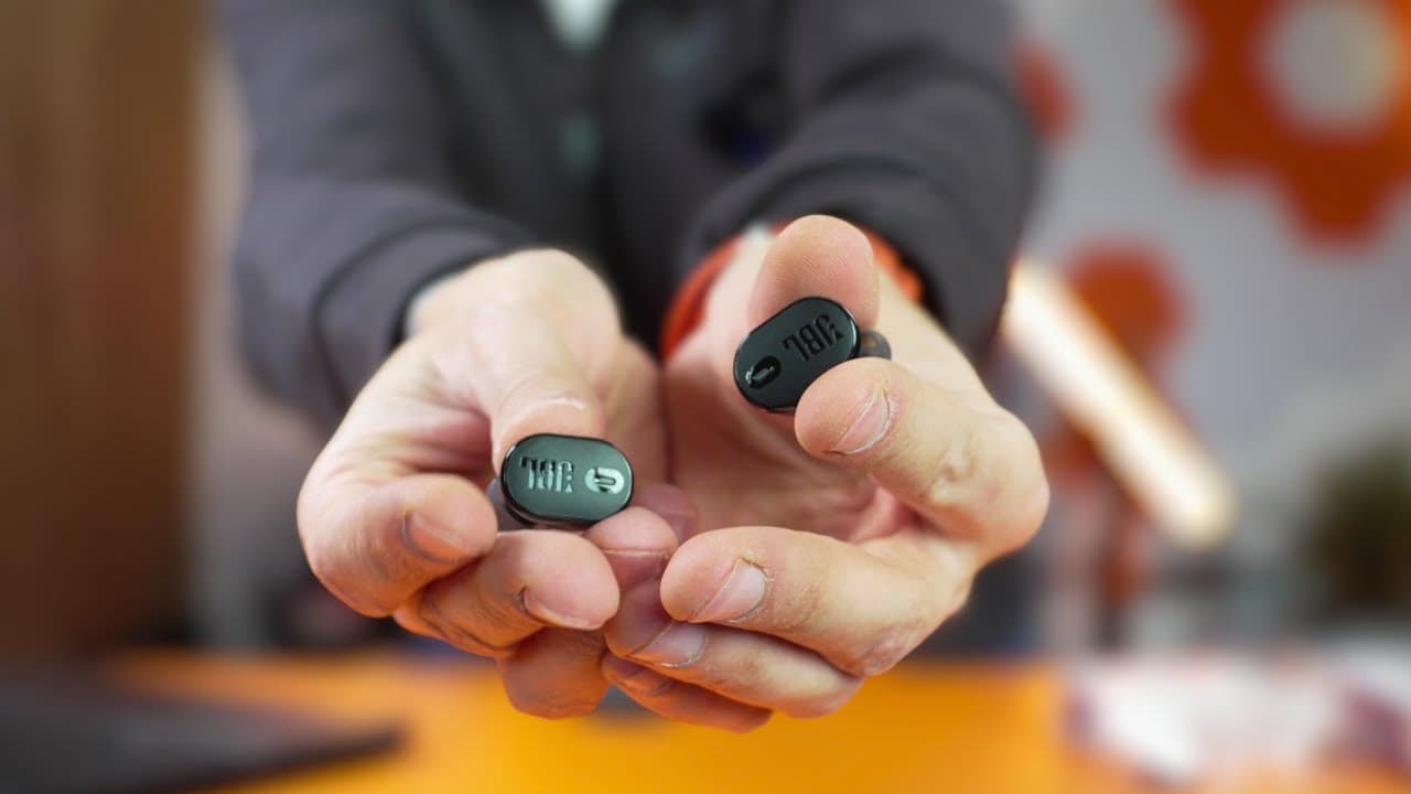 Thumbnail do vídeo So Much Bass Out Of These Small Buds?!? JBL Tune Buds 2 Review