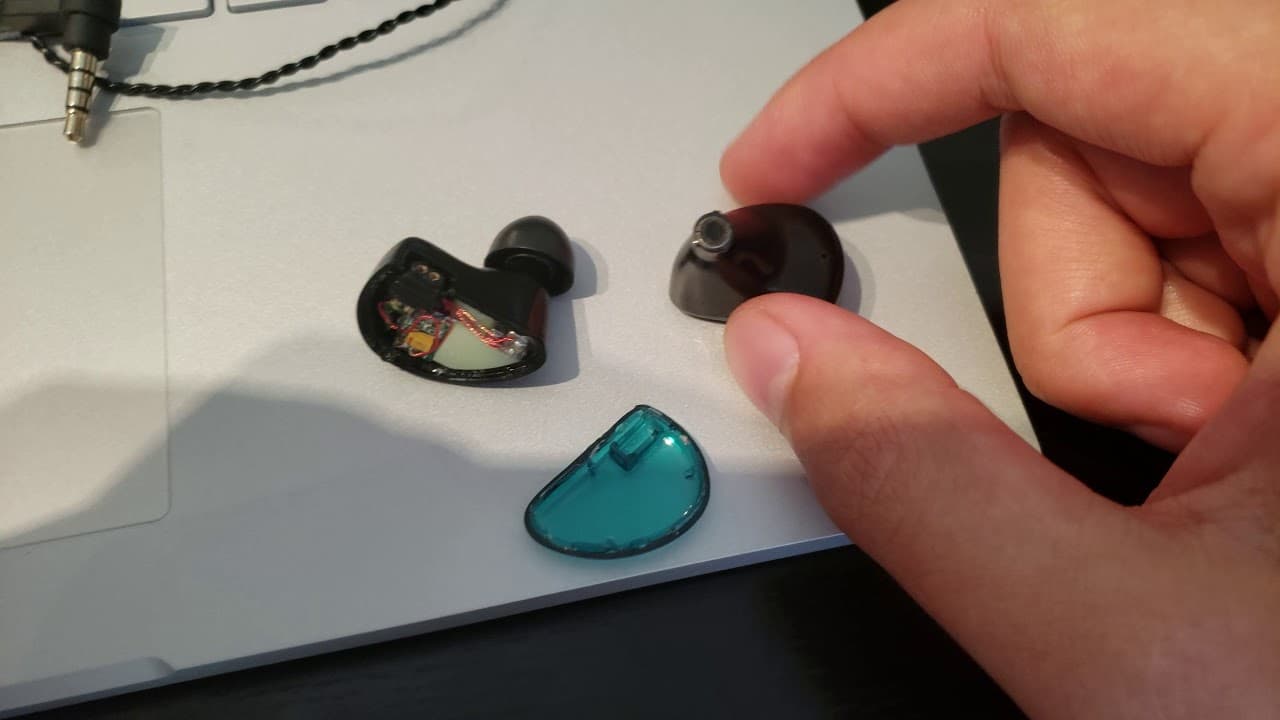 Thumbnail do vídeo KZ ZSX vs KZ AS06 Review and Comparison