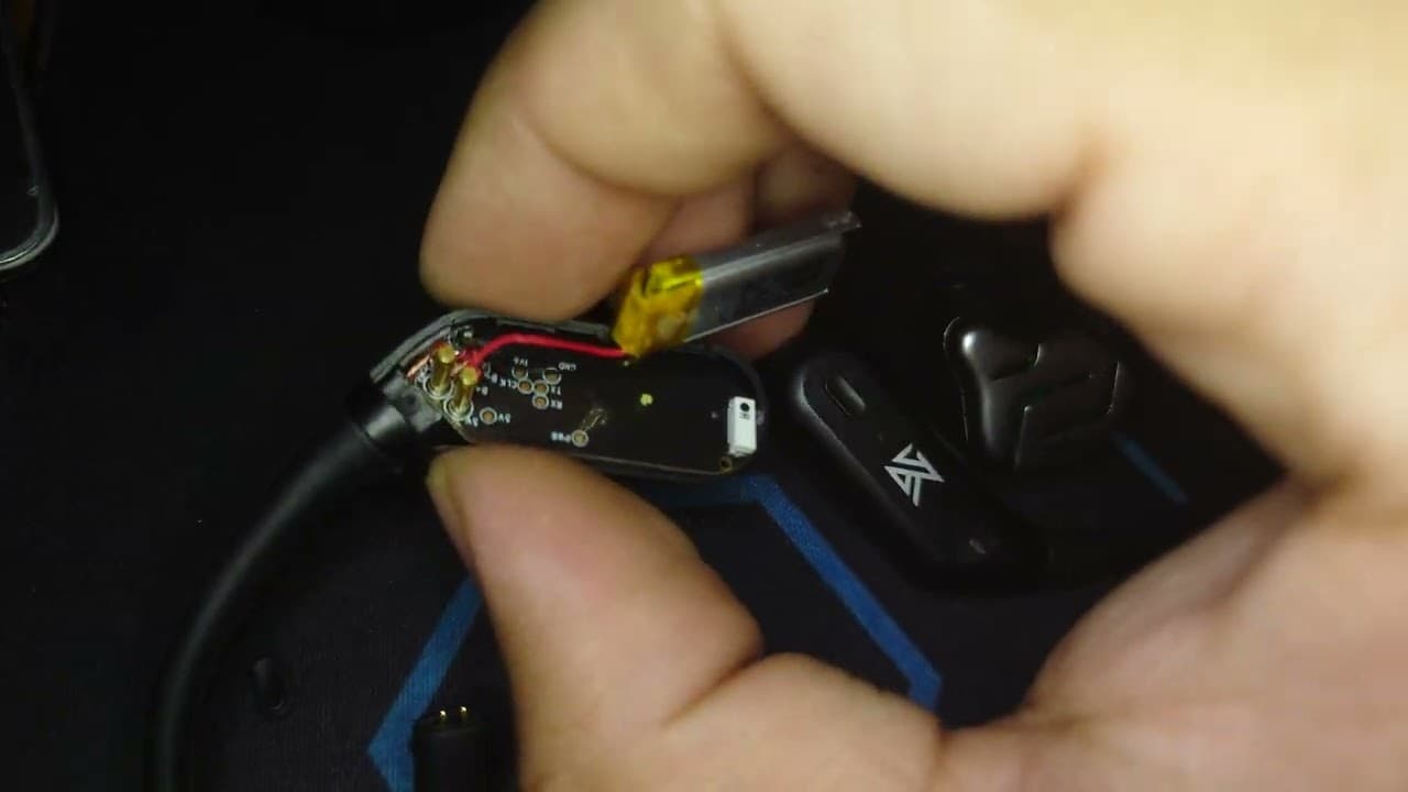 Thumbnail do vídeo kz-az09 pro earhook teardown and details hook inside
