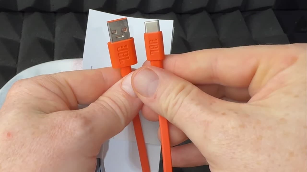 Thumbnail do vídeo What Charging Cable comes with JBL Junior N470NC Over-Ear Noise Cancelling Bluetooth Kids Headphones