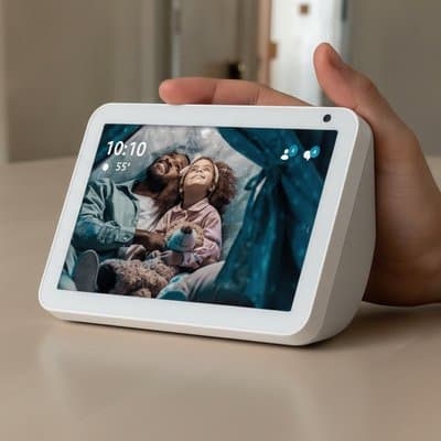 Amazon Echo Show: in_hand
