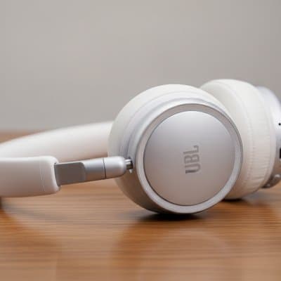 JBL Live 680NC: side