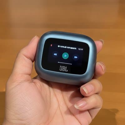 JBL Live Beam 3: in_hand