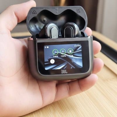 JBL Tour Pro 3: in_hand