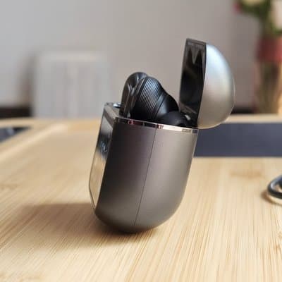 JBL Tour Pro 3: side
